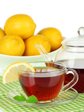beyaz zemin üzerine masada limonlu çay