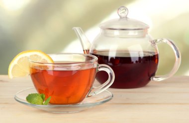 Arka planda limonlu bir fincan çay.