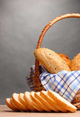 lezzetli ekmek sepeti gri arka plan üzerinde ahşap tablo