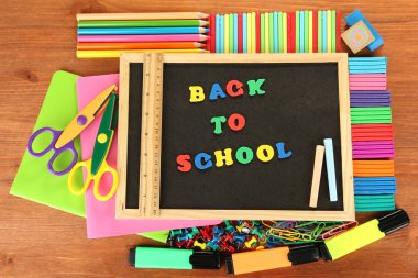 okul ile küçük kara tahta üzerinde ahşap arka plan sağlar. okula dönüş