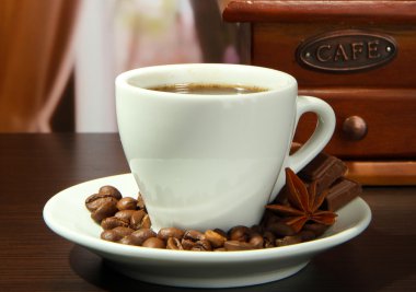 fincan kahve değirmeni ve kafede kahve çekirdekleri