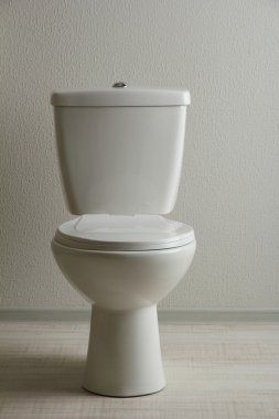 Banyodaki beyaz klozet.