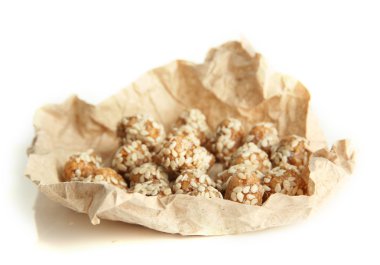 Susam ve karamel, üzerinde beyaz izole lezzetli fıstık