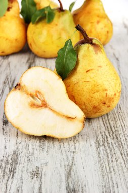 Tablo yakın çekim üzerinde sulu armut