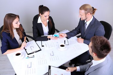 Grup birlikte toplantı olan iş adamları