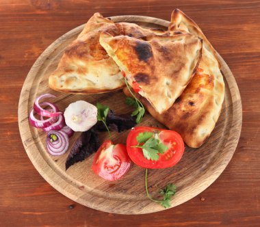 Pizza calzones ahşap masa ahşap tahta üzerinde