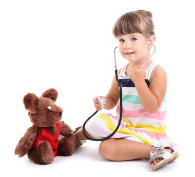 Doktor, üzerinde beyaz izole oynayan küçük şirin kız