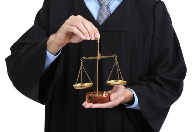 Yargıç ölçekler üzerinde beyaz izole holding