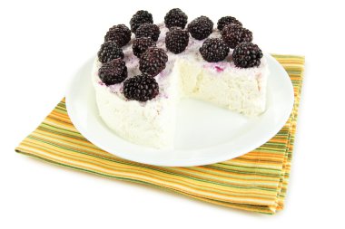 Cheesecake beyaz tabakta üzerine beyaz izole taze çilek ile