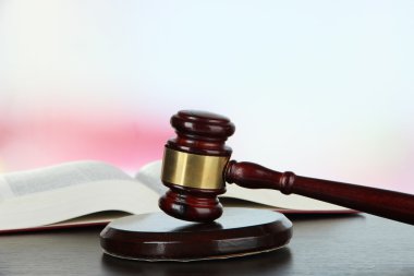 Tokmak ve açık renkli tablo kitap