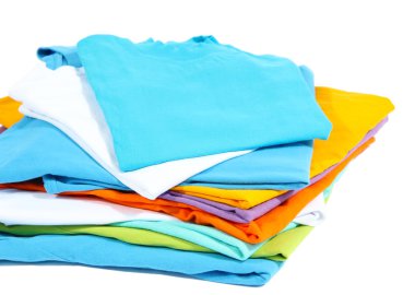 düzgünce katlanmış gömlek üzerine beyaz izole