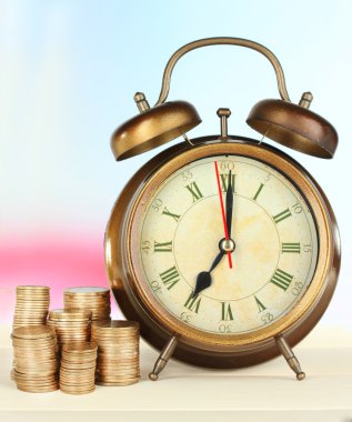 çalar saat açık renkli tablo üzerinde