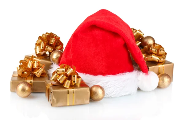 Hermoso sombrero de Navidad, regalos y bolas de Navidad aislados en blanco — Foto de Stock