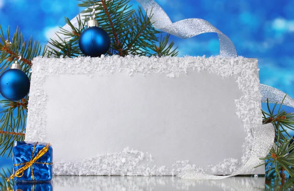 Postal en blanco, bolas de Navidad y abeto sobre fondo azul —  Fotos de Stock