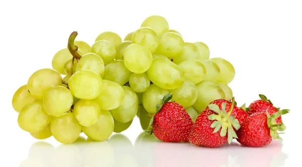 Raisins doux mûrs et fraises isolés sur blanc — Photo