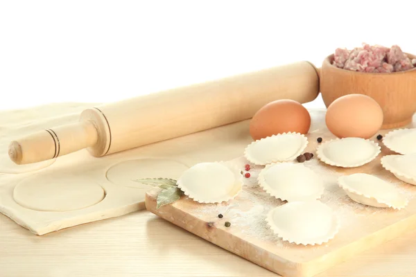 Syrové knedlíky a ingredience na dřevěný stůl, izolované na bílém — Stock fotografie