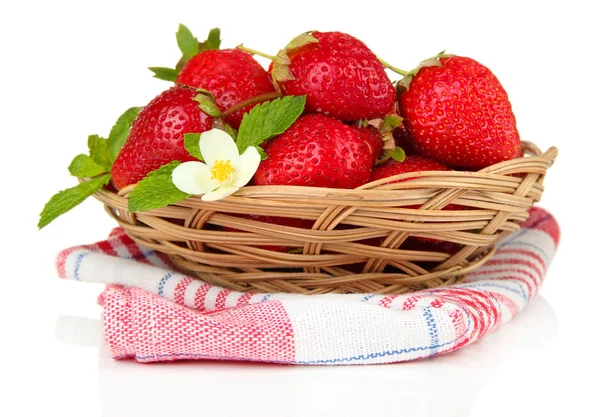 成熟的甜草莓在篮子里上白色, 隔离 — 图库照片
