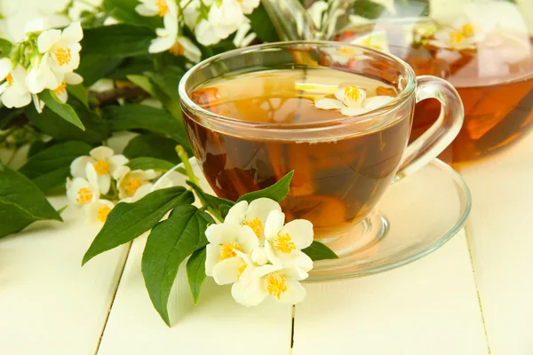 Xícara de chá com jasmim, na mesa de madeira, close-up — Fotografia de Stock