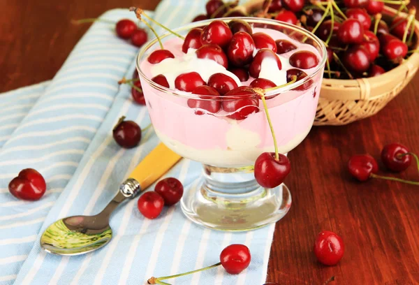 Deliciosa sobremesa de cereja em vaso de vidro em mesa de madeira close-up — Fotografia de Stock