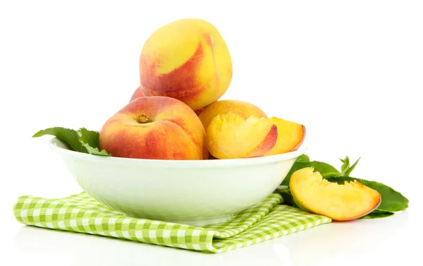 Mogna söta persikor i skål, isolerad på vit — Stockfoto