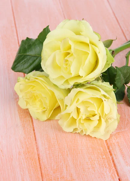 Beautiful bouquet of roses on table close-up — Stock Photo, Image