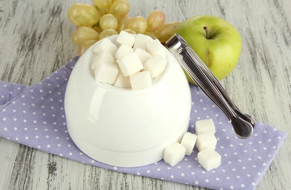 Raffinierter Zucker in weißer Zuckerdose auf hölzernem Hintergrund — Stockfoto