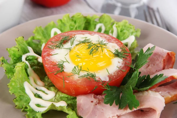 Slanina na štítku na palubě na ubrousek na palubě na okno tabulka — Stock fotografie