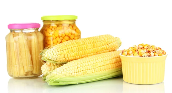 Frisches Maisgemüse isoliert auf weiß — Stockfoto