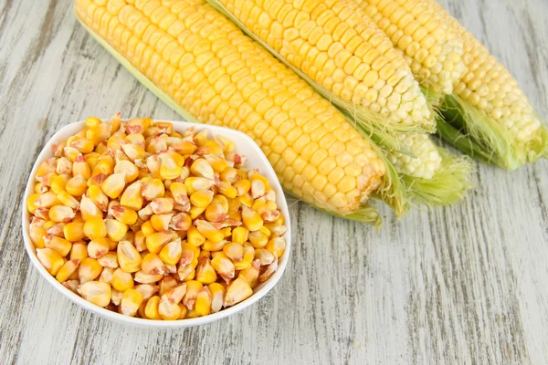 Свежая кукуруза на деревянном столе — стоковое фото