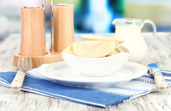 Smakelijke knoedels op witte plaat, op lichte achtergrond — Stockfoto