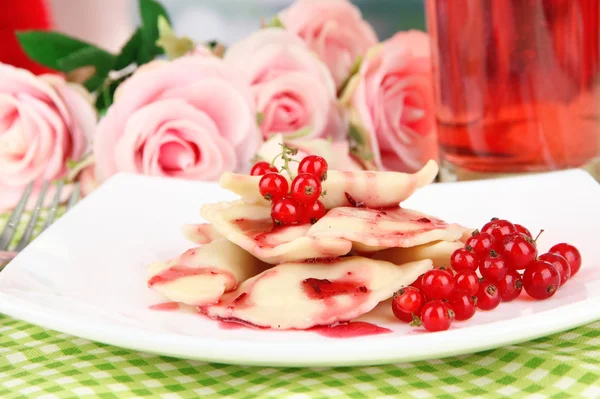 Välsmakande söta dumplings på vit platta, på ljus bakgrund — Stockfoto