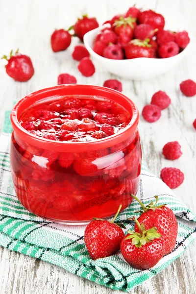 Huisgemaakte berry jam op houten tafel — Stockfoto