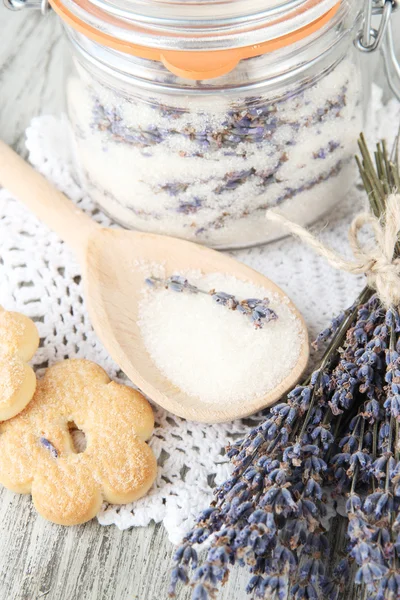 Frasco de açúcar de lavanda e flores frescas de lavanda em fundo de madeira — Fotografia de Stock