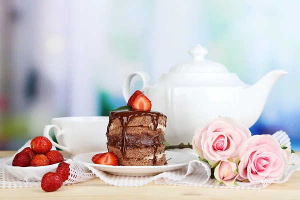 Chocolate cake met aardbei op houten tafel op kamer achtergrond — Stockfoto