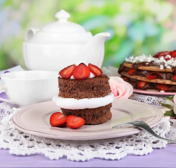 Chokladkaka med jordgubbe på träbord på naturliga bakgrund — Stockfoto