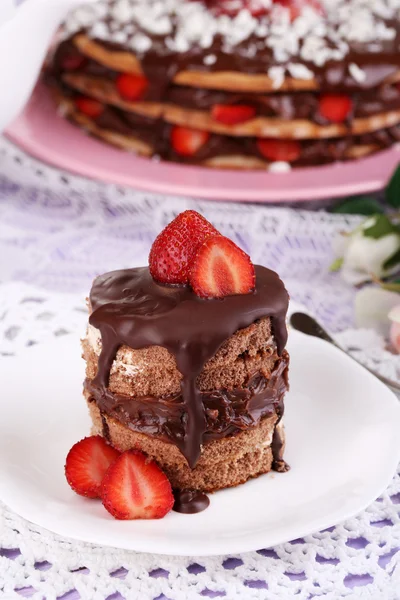 Schokoladenkuchen mit Erdbeere auf Holztisch in Großaufnahme — Stockfoto