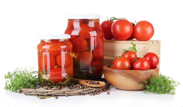 Sabrosos tomates enlatados y frescos, aislados en blanco — Foto de Stock