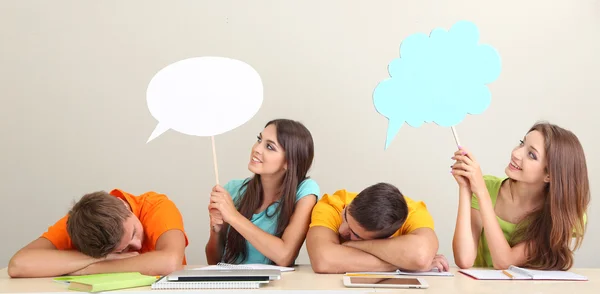 Groep van jonge studenten zitten in de kamer — Stockfoto