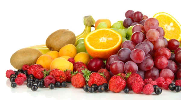 Frutas y bayas frescas aisladas en blanco — Foto de Stock