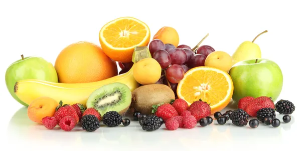 Frutas frescas e bagas isoladas em branco — Fotografia de Stock