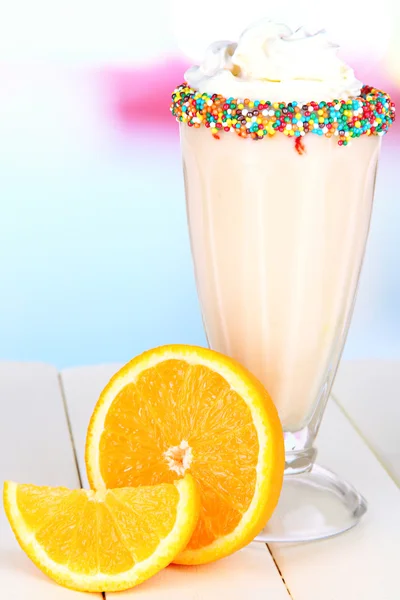 Delicioso batido sobre la mesa sobre fondo claro —  Fotos de Stock