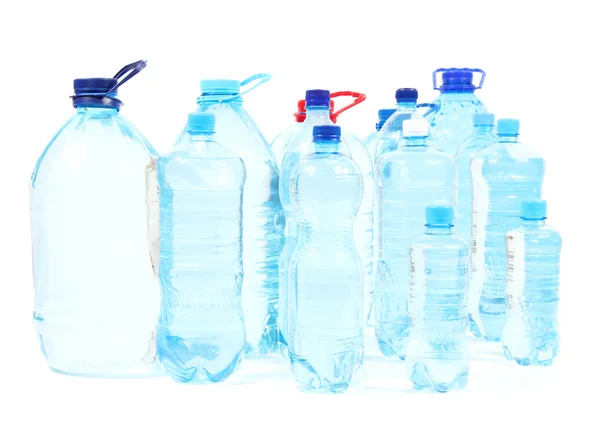 Agua en diferentes botellas aisladas en blanco — Foto de Stock