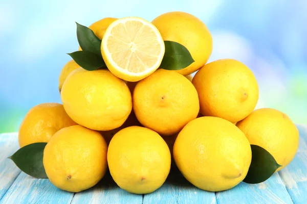 Limones maduros aislados en blanco —  Fotos de Stock