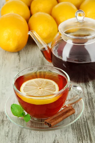 Taza de té con limón en primer plano de la mesa — Foto de Stock