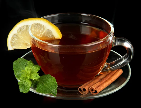 Tasse Tee mit Zitrone isoliert auf schwarz — Stockfoto