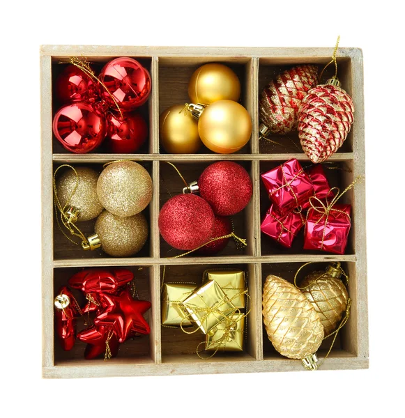 Caja de madera llena de decoraciones navideñas, aislada en blanco — Foto de Stock