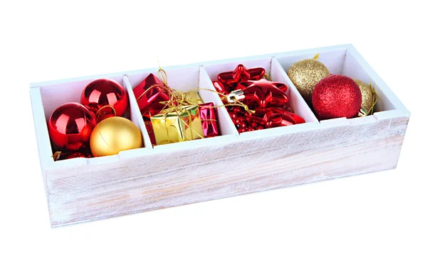 Caja de madera llena de decoraciones navideñas, aislada en blanco —  Fotos de Stock