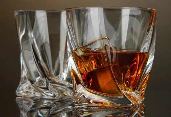 威士忌，在黑暗的背景上的眼镜 — 图库照片