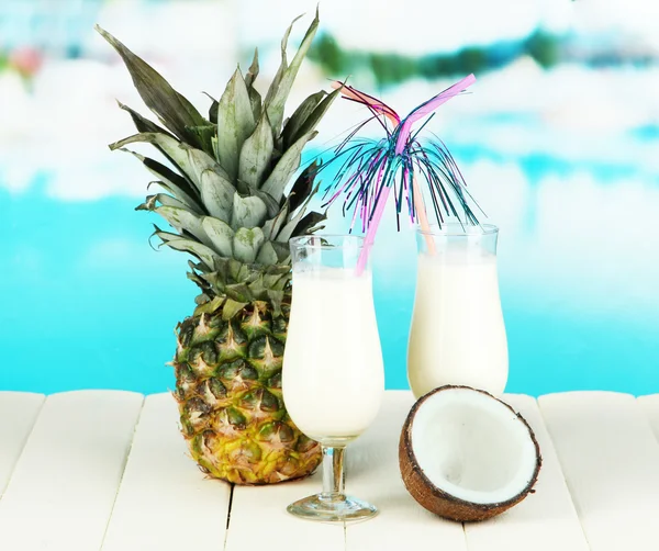 Bebida de piña colada en copas de cóctel, sobre fondo brillante — Foto de Stock