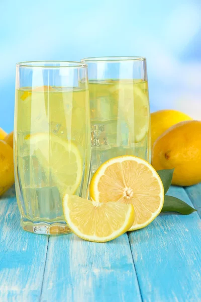 Köstliche Limonade auf dem Tisch auf blauem Hintergrund — Stockfoto